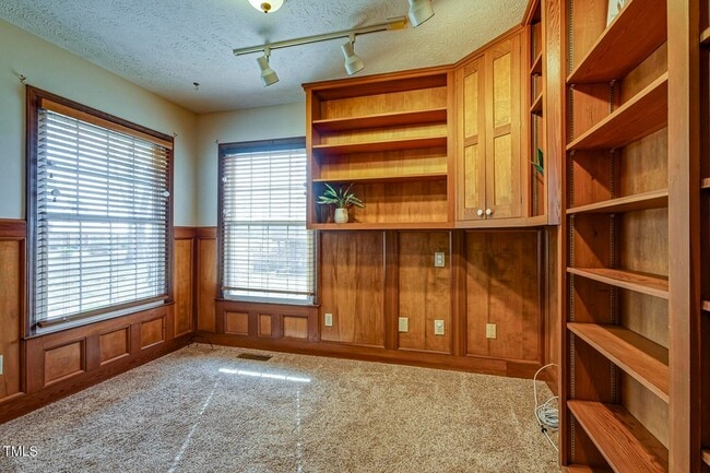 Building Photo - 4610 Linden Rd