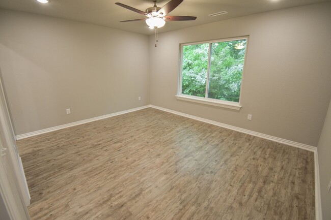 Building Photo - 2 Bedroom 2 Bathroom Home in Fayetteville,...