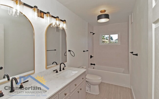 Building Photo - 2 Bedroom/1 Bathroom Coastal Leucadia Duplex!
