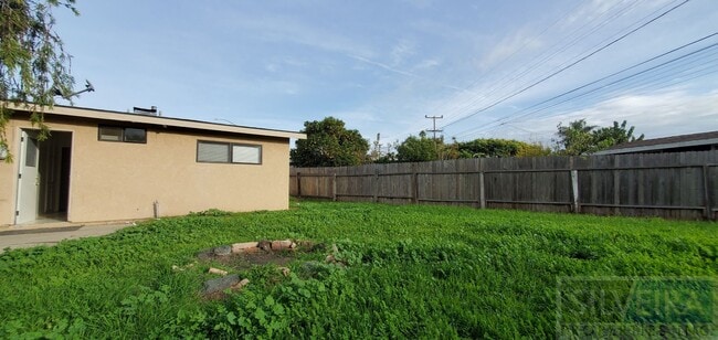 Building Photo - Three Bedroom Home In Santa Maria!