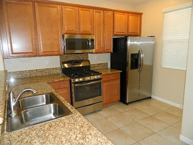 Building Photo - Beautiful home located in Vineyard Pointe Village