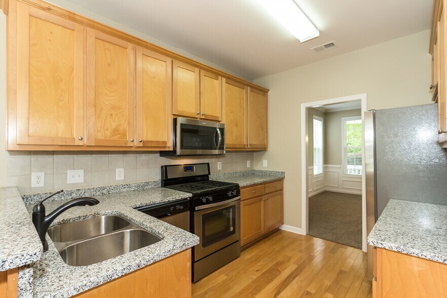 Building Photo - 83 Oak Park Square