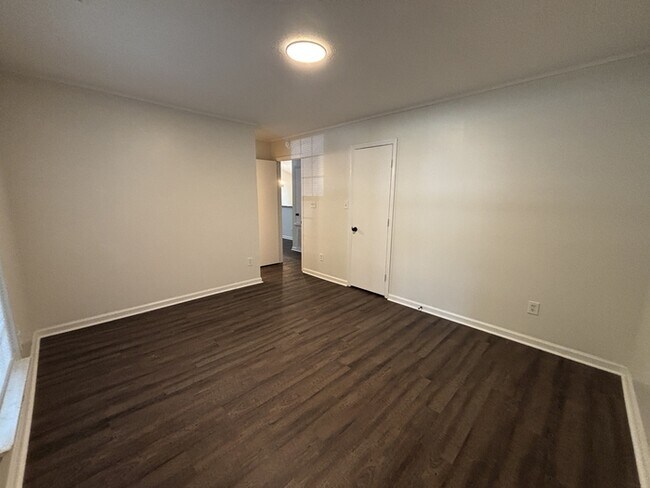 Building Photo - Newly Updated 2 BR 2 Full Bath Townhome ne...