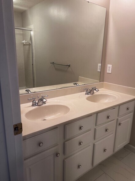 Master Bath Vanity - 6549 Twin Lakes Dr