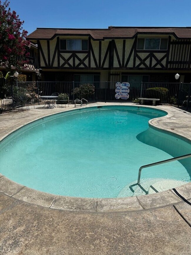 Building Photo - Single Family Home / Condo for Rent - Southwest Bakersfield