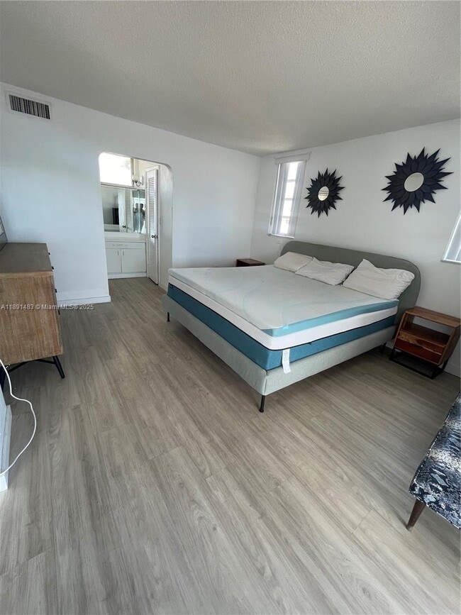 Building Photo - 2910 Point E Dr