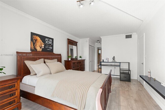 Building Photo - 1170 NE 191st St