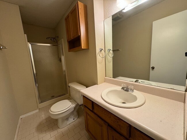 Building Photo - 3 bedroom 2 bathroom home Near In Broken A...