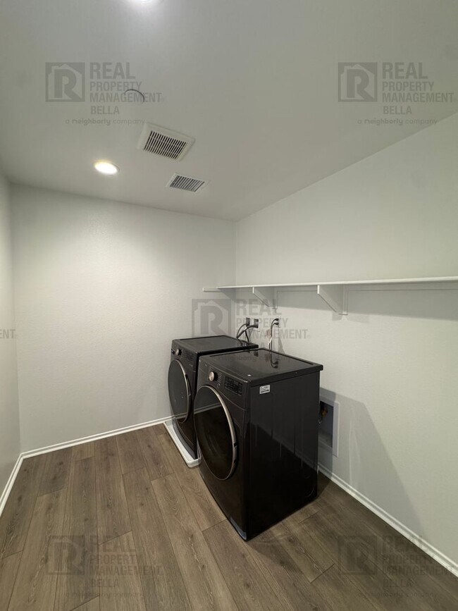 Building Photo - 2807 Moonshimmer St