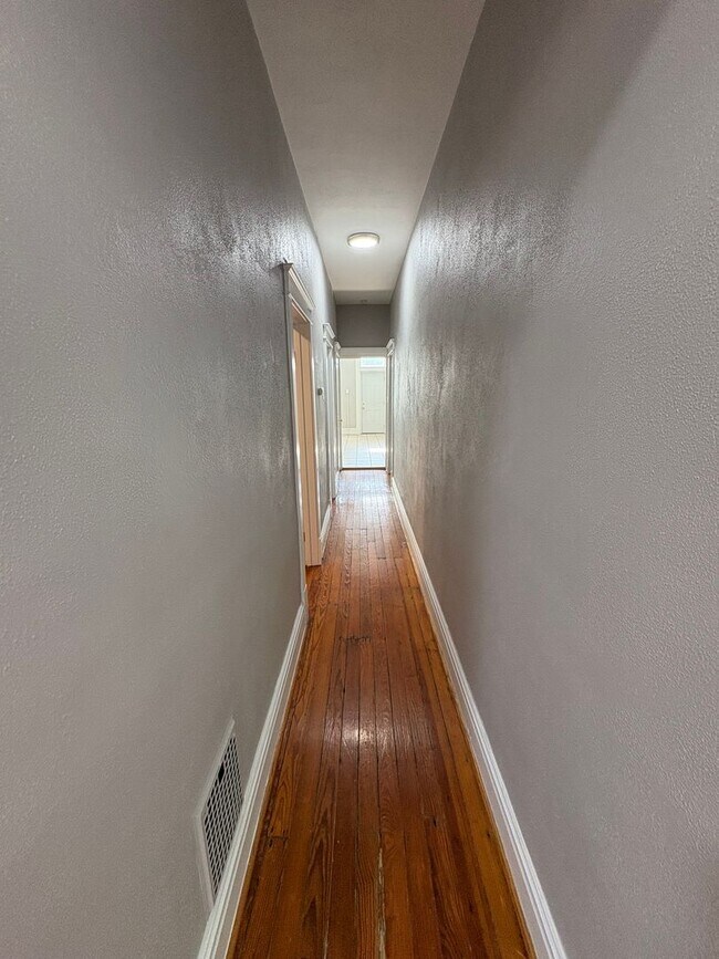 Building Photo - Fresh and Beautiful 3 bedroom South City Home