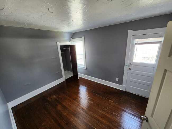 Building Photo - 3 Bedroom House