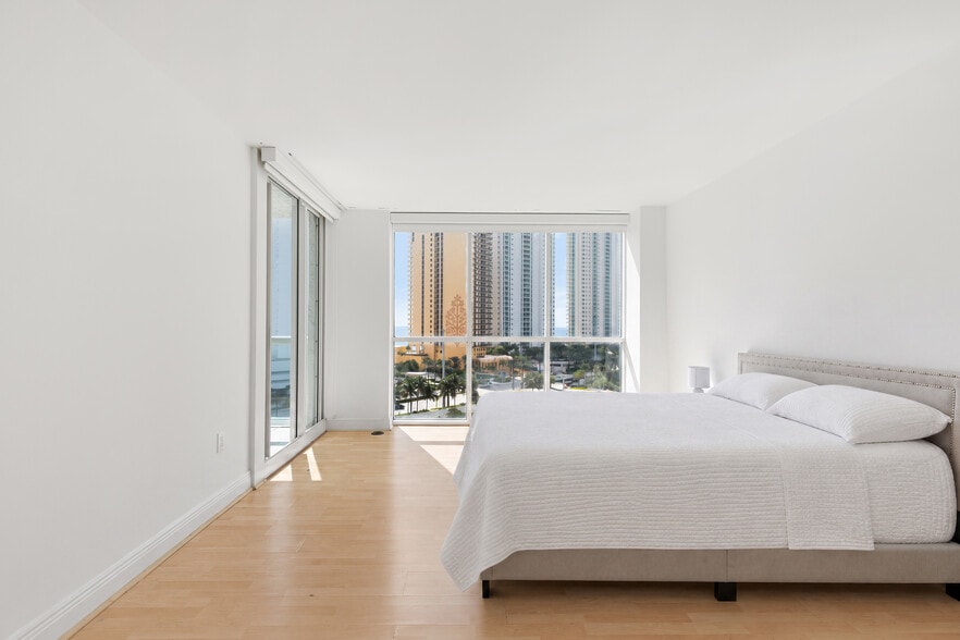 Building Photo - 16400 Collins Ave
