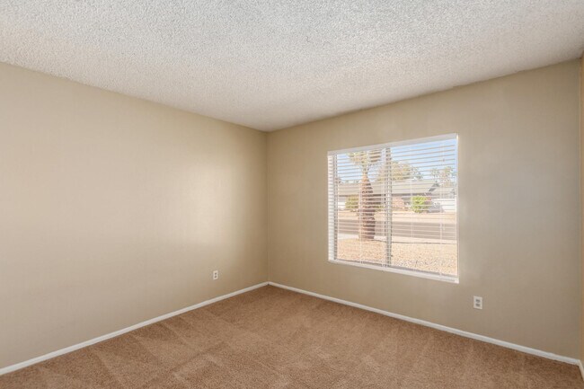Building Photo - 2113 N Los Altos Dr