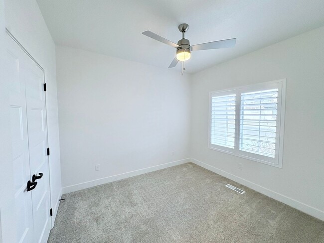 Building Photo - Six Bedroom House!! FREE: WiFi, Lawn care and Water softener!!