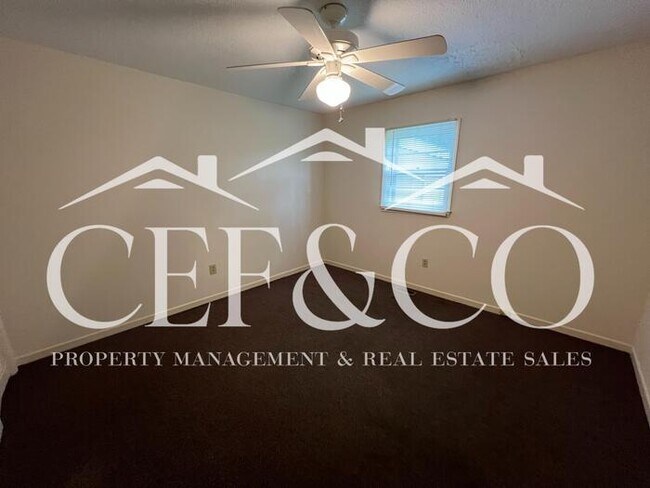 Building Photo - Beautifully maintained 2 bedroom 1.5 bathroom duplex, now available.