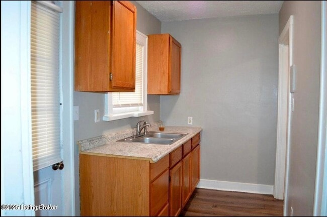 Building Photo - 223 W Woodlawn Ave