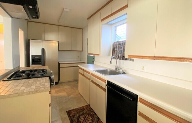 Building Photo - Beautiful 2BD/2BA Beach Home | Prime Mission Beach Location | Garage + 2 Parking Spaces