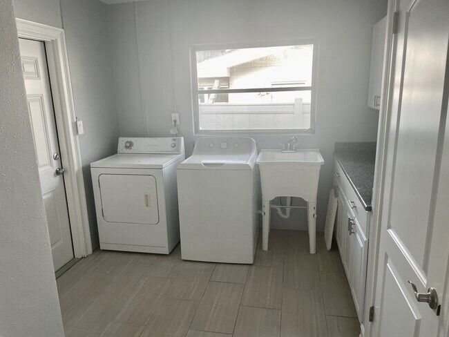 Building Photo - 1456 Jasmine Way