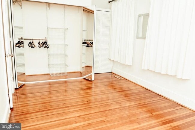 Building Photo - 636 Kenyon St NW