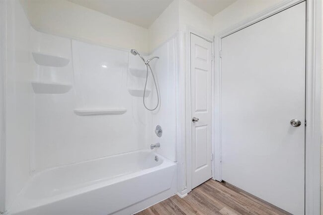 Building Photo - 200 Woodmont Dr