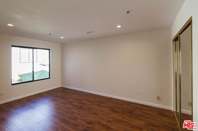 Building Photo - 301 W Loraine St