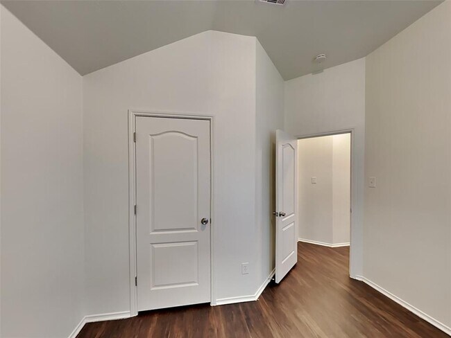 Building Photo - 7702 Summer Dale Dr