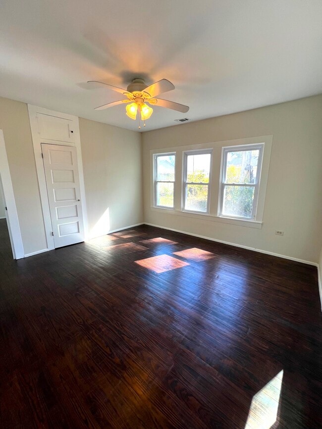 Building Photo - 914 Back St