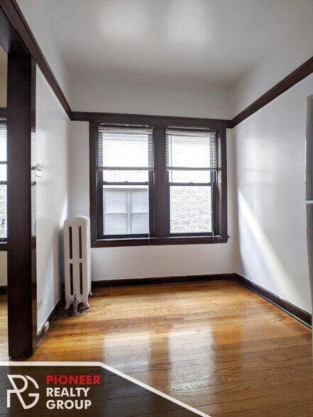 Building Photo - 820 W Waveland Ave