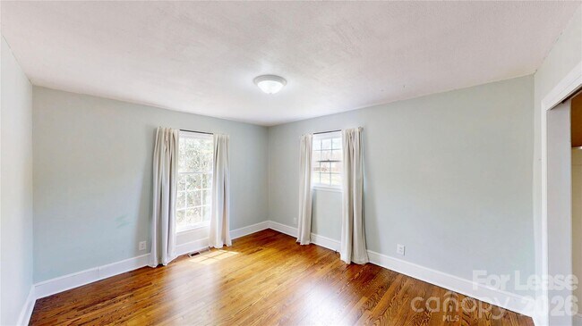 Building Photo - 6821 View Way Dr