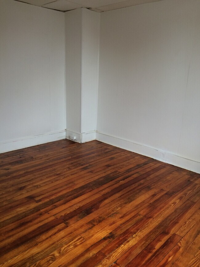 Building Photo - Spacious 3 Bedroom Apartment in East York City SD