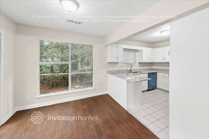 Building Photo - 614 Oxford Hall Dr SW