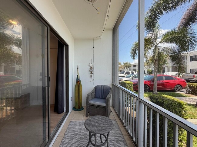 Building Photo - 180 Cypress Club Dr