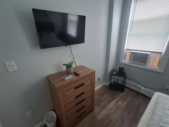 Building Photo - 474 Manton Ave