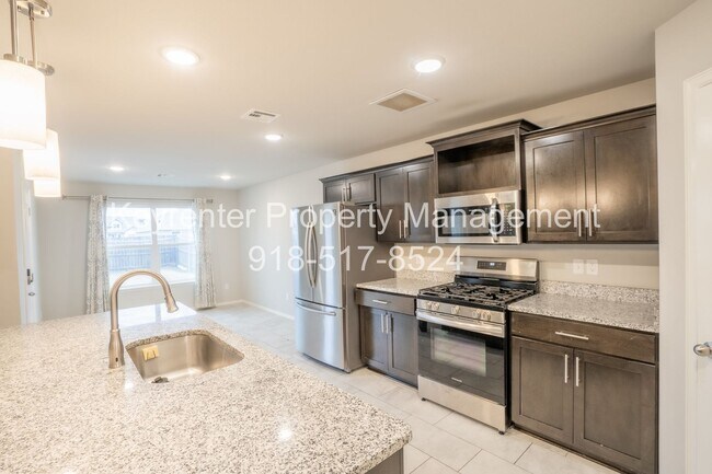 Building Photo - 4 bed/2 bath!