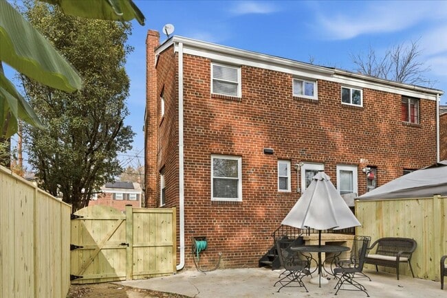 Building Photo - 3 BR | 1 BA | 864Sqft | Newly Fenced Yard