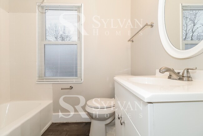 Building Photo - Welcome home to this lovely 3 bedroom, 1 b...