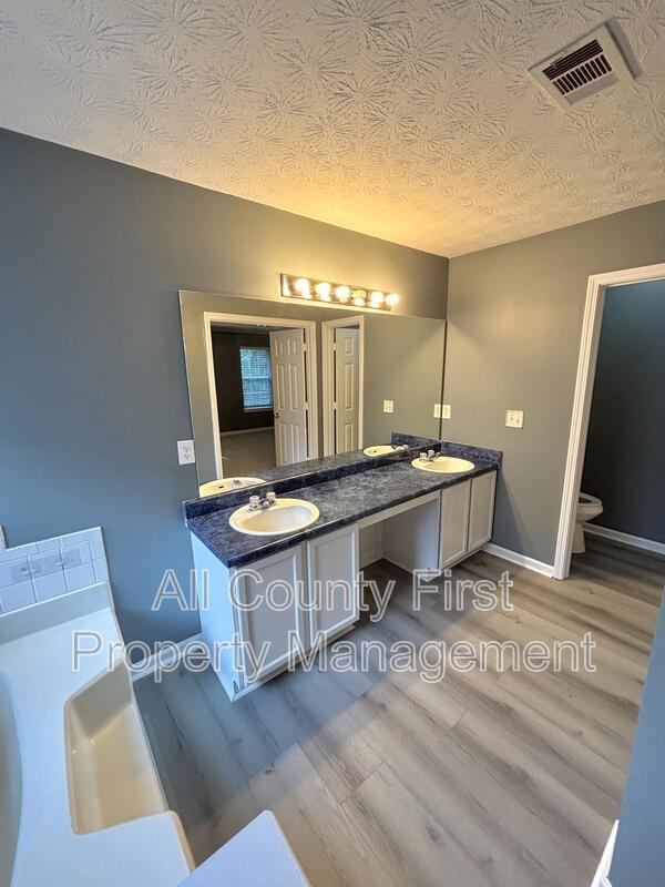 Building Photo - 4504 Carriage Park Dr