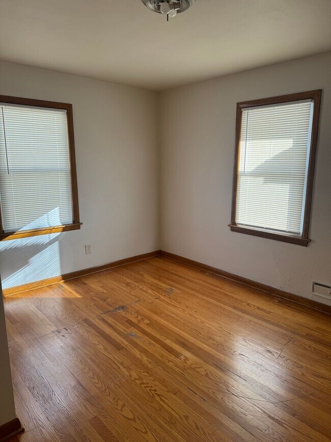 Building Photo - Lovely 2 Bed 1 Bath Duplex