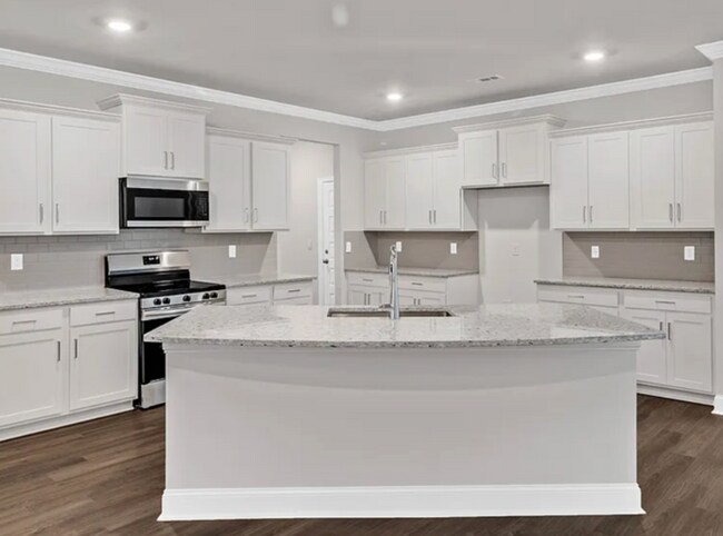 Building Photo - THREE CAR GARAGE in Resort Community