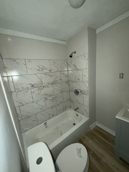 Building Photo - 2652 Bank St