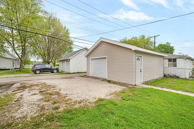 Building Photo - 622 E Joliet St