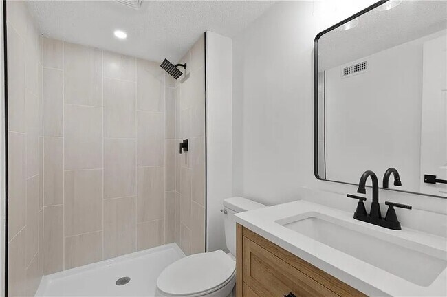 Building Photo - 804 S Montclaire Dr