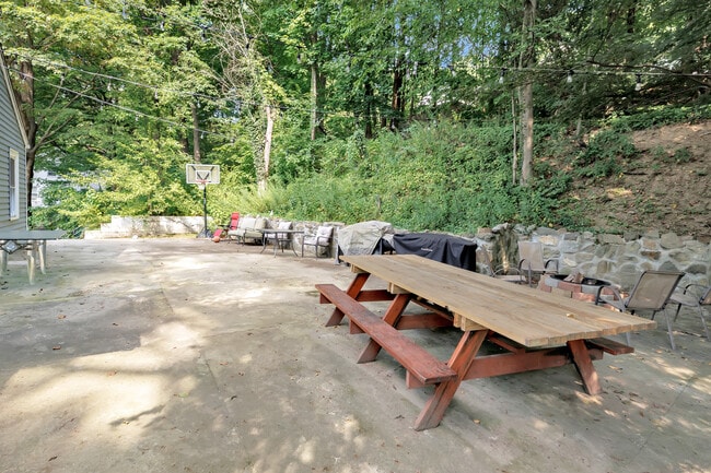 Building Photo - 18 Vose St