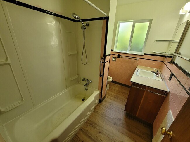 Building Photo - Lovely 2 Bed + 1 Bath in Forest Grove!! Near Pacific University!