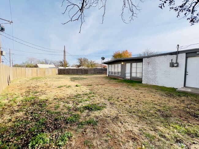 Building Photo - Charming 3/2/1 Home on a Quiet Cul-de-Sac