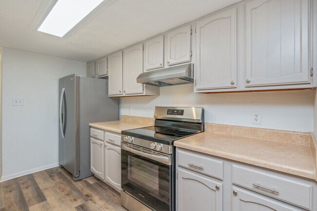 Building Photo - Spacious townhouse with large 2nd floor covered patio!