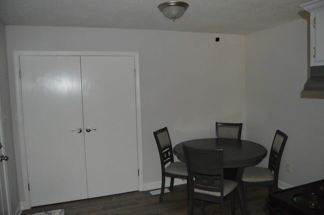 Building Photo - 860 Opal St