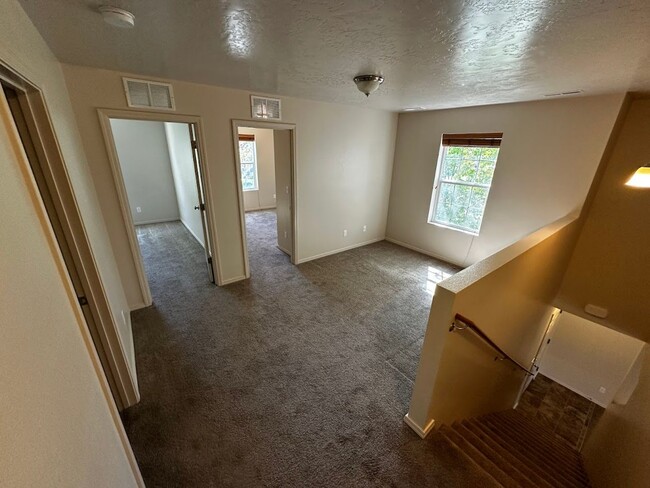Building Photo - Ready for Move In - Cedar Creek Spacious L...