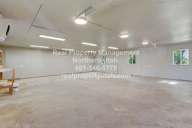Building Photo - 662 4th St S