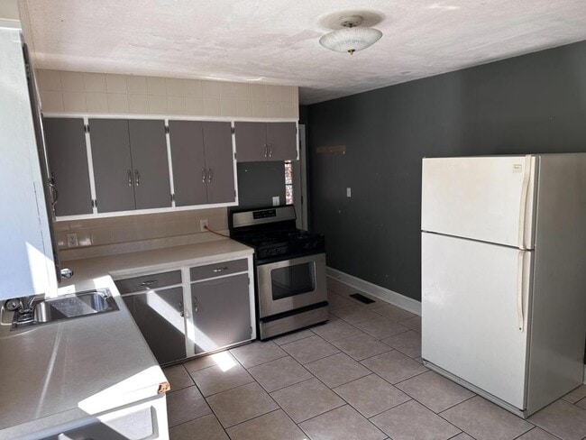 Building Photo - 1207 E Lakeview Dr